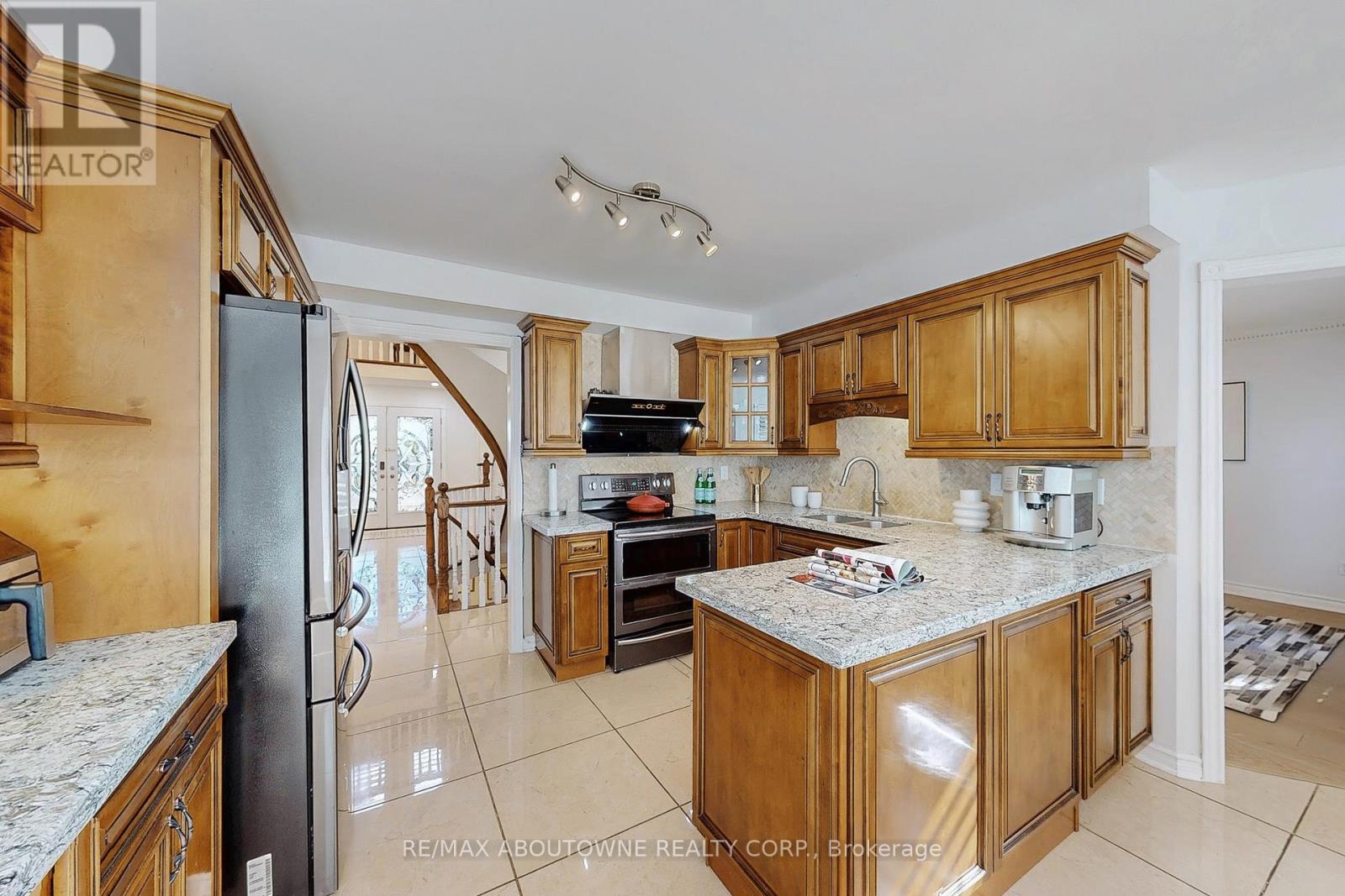 Photo 16 of 1398 Winterbourne Drive, Oakville ON