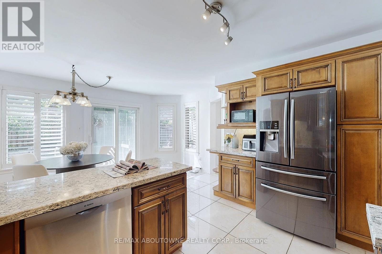 Photo 17 of 1398 Winterbourne Drive, Oakville ON