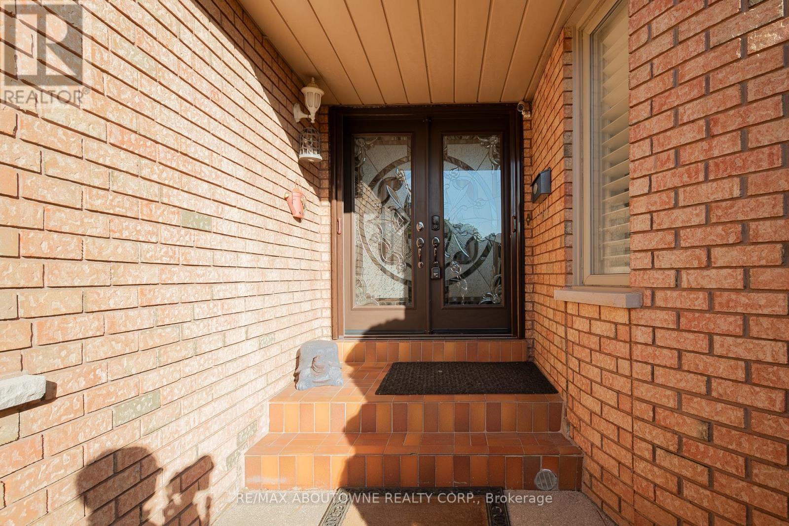 Photo 3 of 1398 Winterbourne Drive, Oakville ON