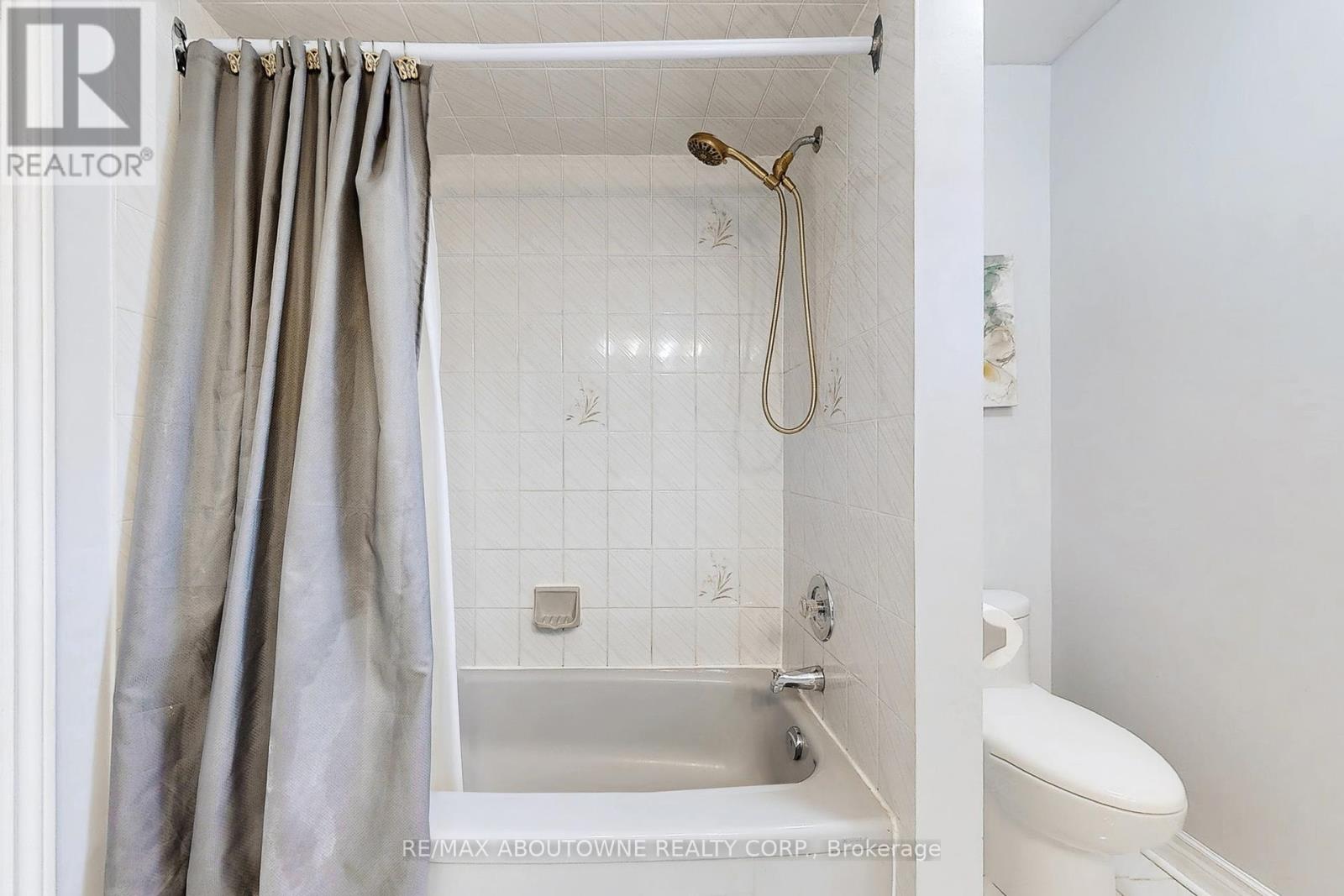Photo 36 of 1398 Winterbourne Drive, Oakville ON
