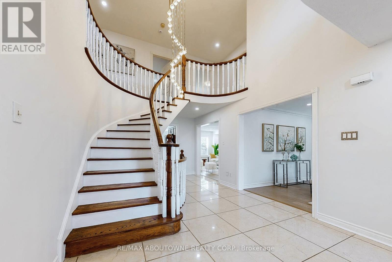 Photo 5 of 1398 Winterbourne Drive, Oakville ON