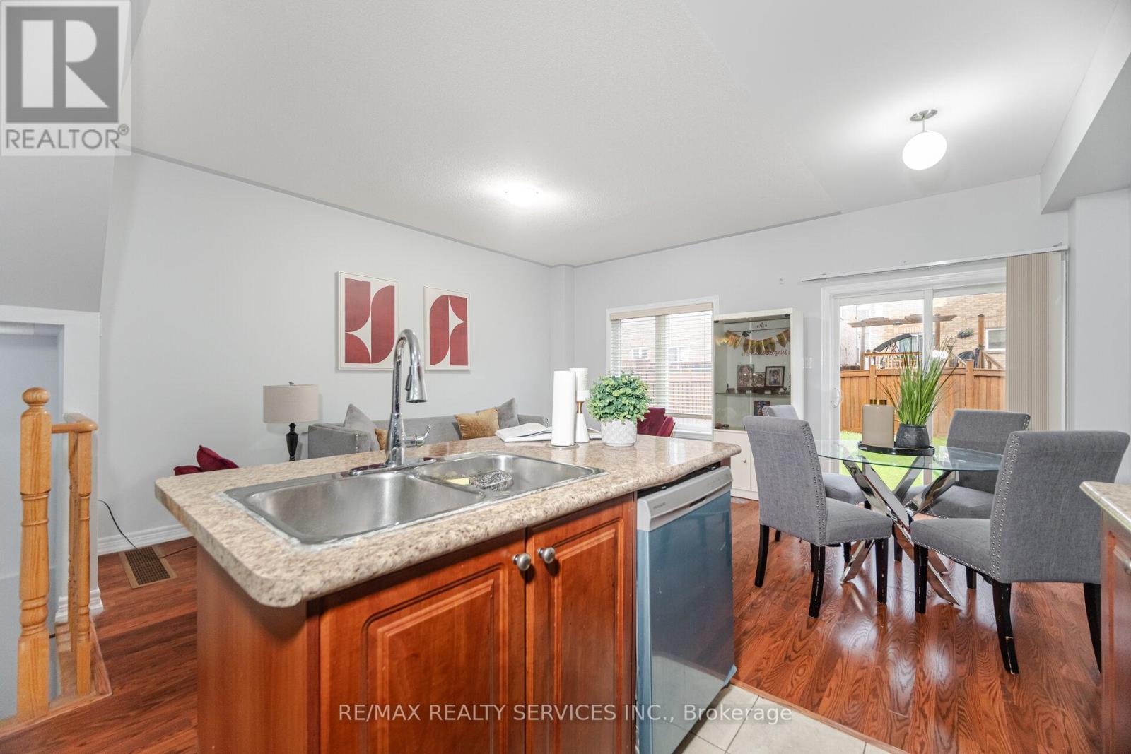 Photo 11 of 90 Crumlin Crescent, Brampton ON