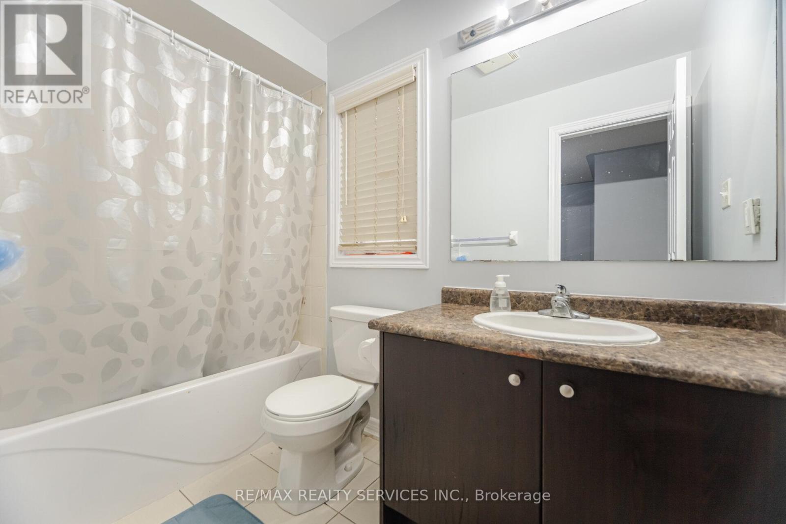 Photo 29 of 90 Crumlin Crescent, Brampton ON