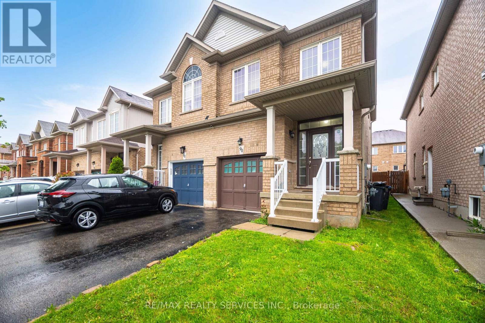 Photo 4 of 90 Crumlin Crescent, Brampton ON
