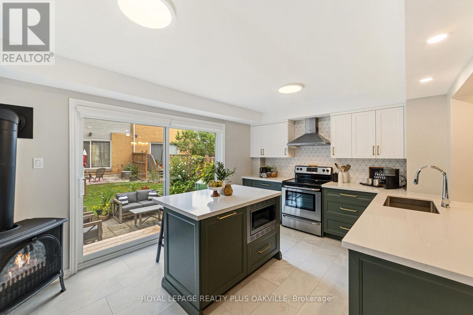 Photo 11 of 55 2300 Brays Lane, Oakville ON