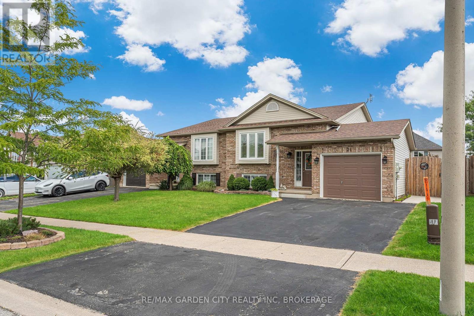 Photo 3 of 21 Jane Street, West Lincoln ON
