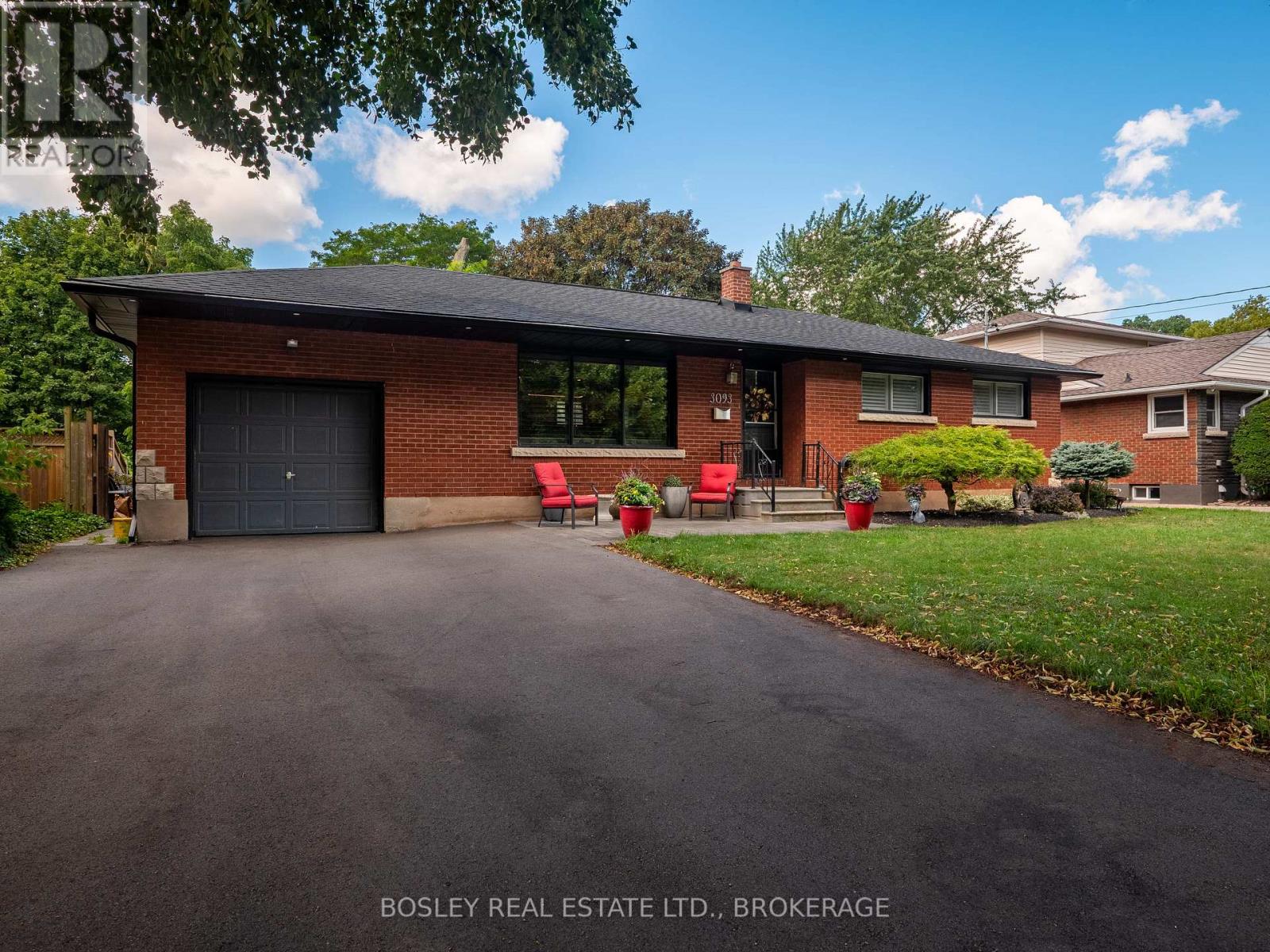 Photo 2 of 3093 St Andrew Avenue, Niagara Falls ON