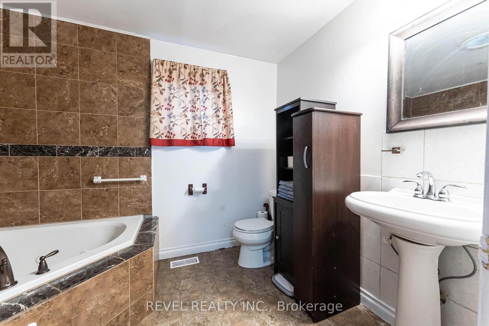 Photo 18 of 11 Elmwood Avenue, St Catharines ON