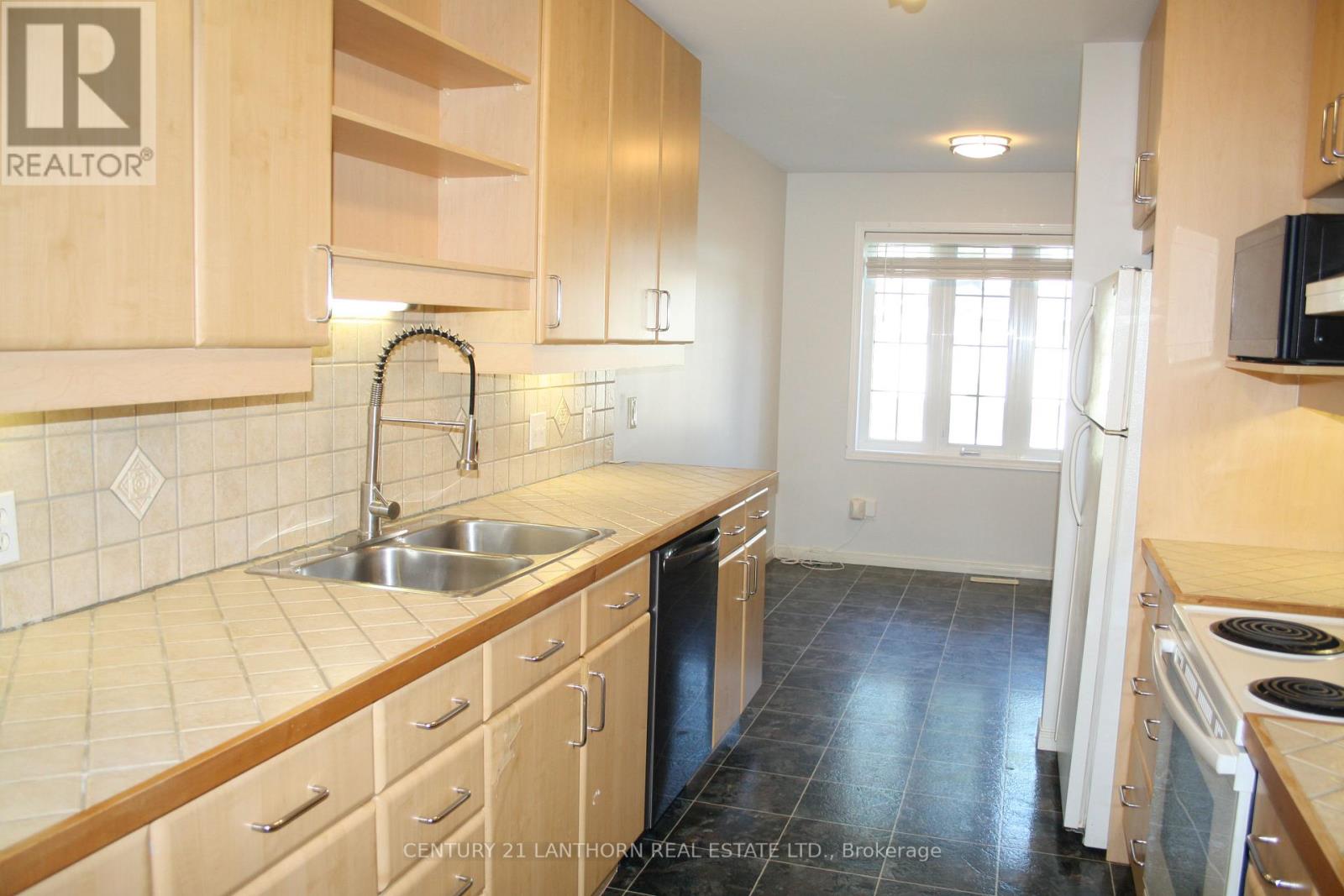 Photo 5 of 19 Pinegrove Court, Belleville ON