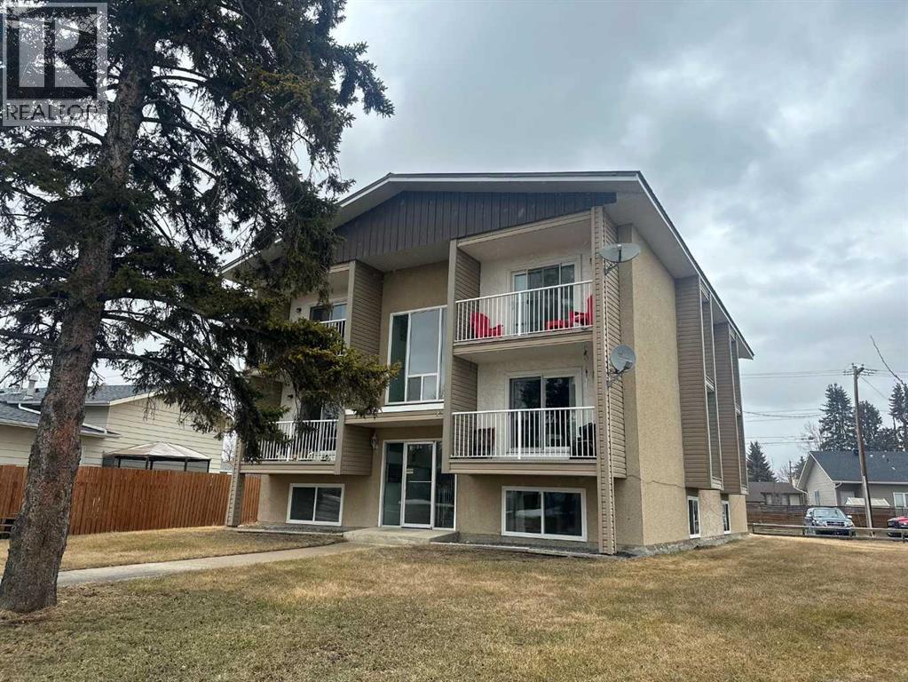 Photo 3 of 1 6 5704 44 Avenue, Lacombe AB