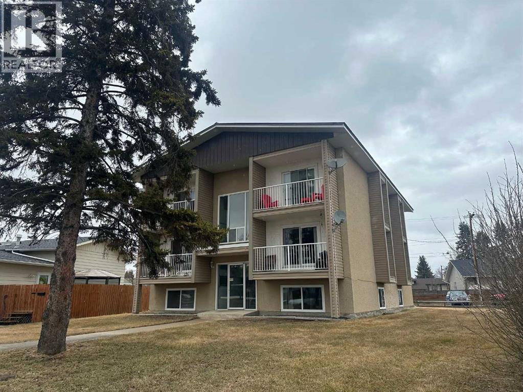 Photo 4 of 1 6 5704 44 Avenue, Lacombe AB