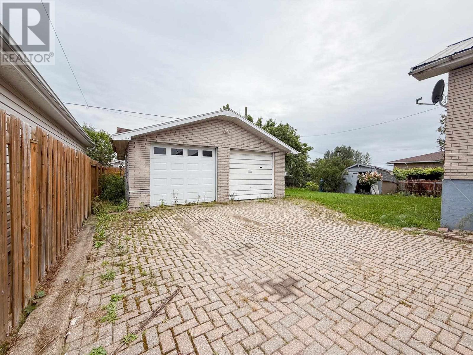 Photo 33 of 325 Sussex Rd, Sault Ste Marie ON