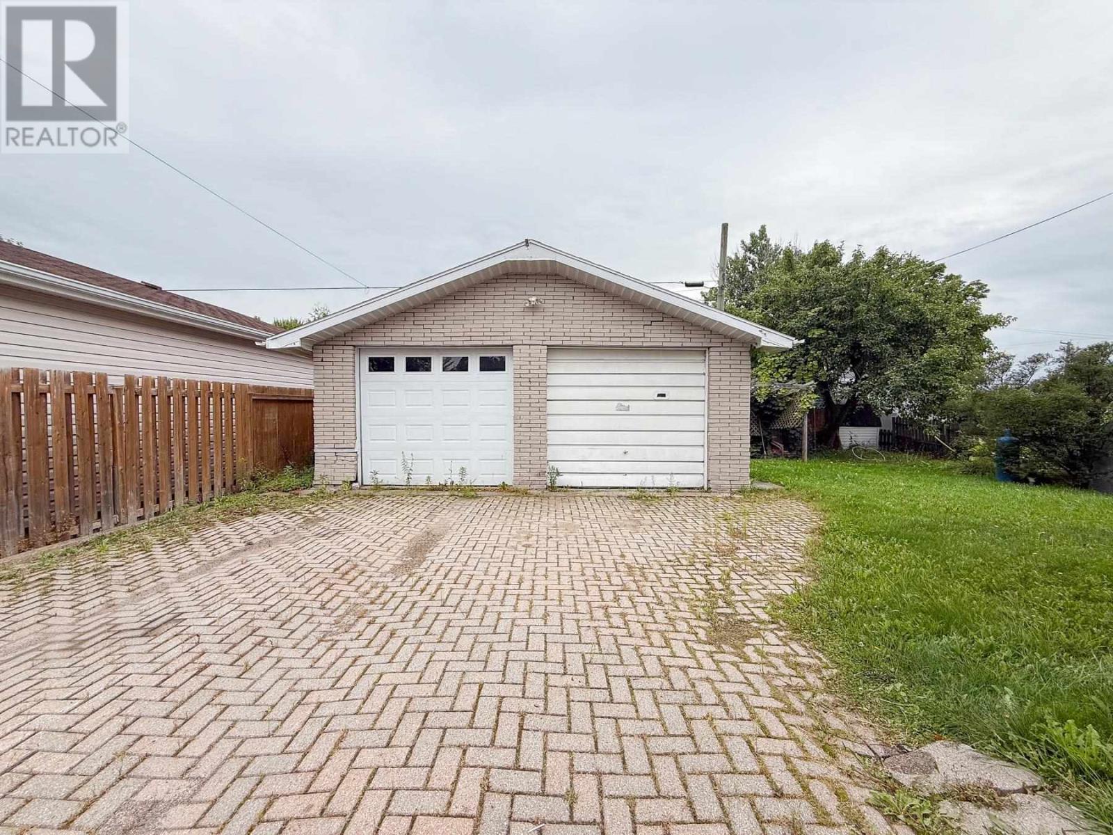Photo 32 of 325 Sussex Rd, Sault Ste Marie ON