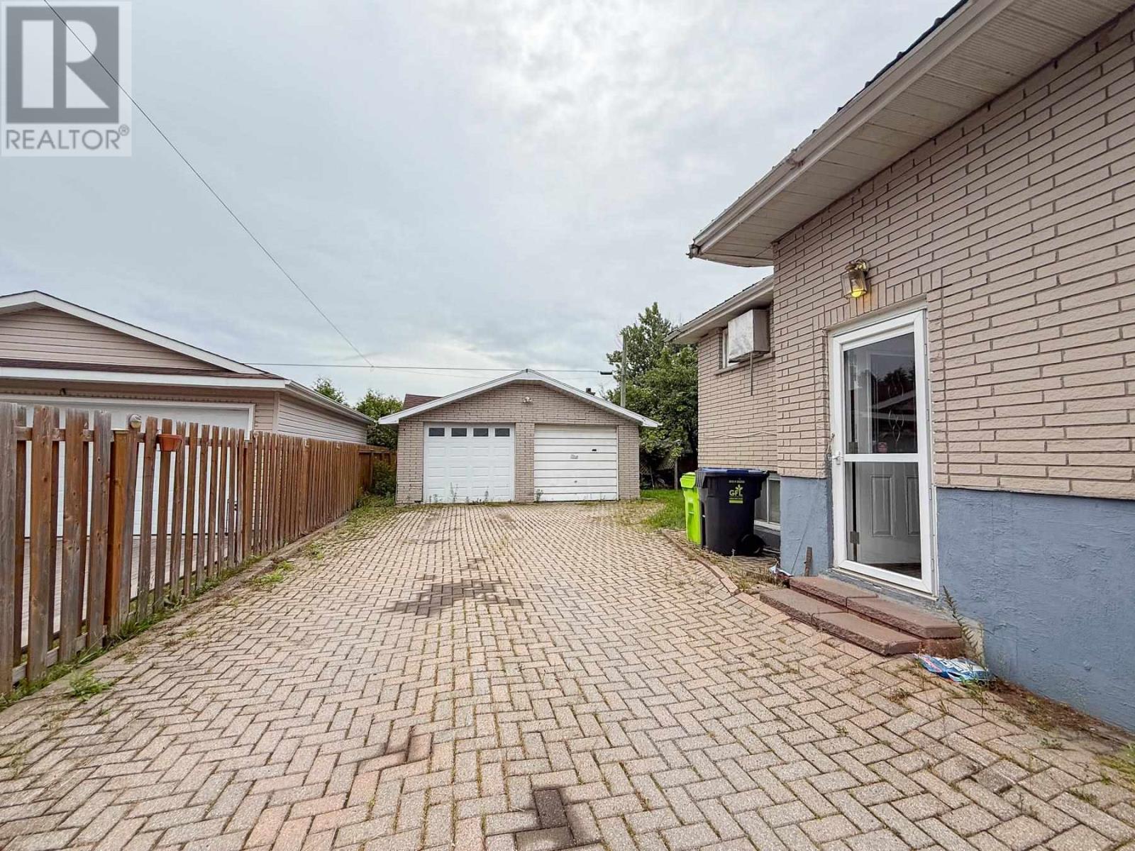 Photo 8 of 325 Sussex Rd, Sault Ste Marie ON
