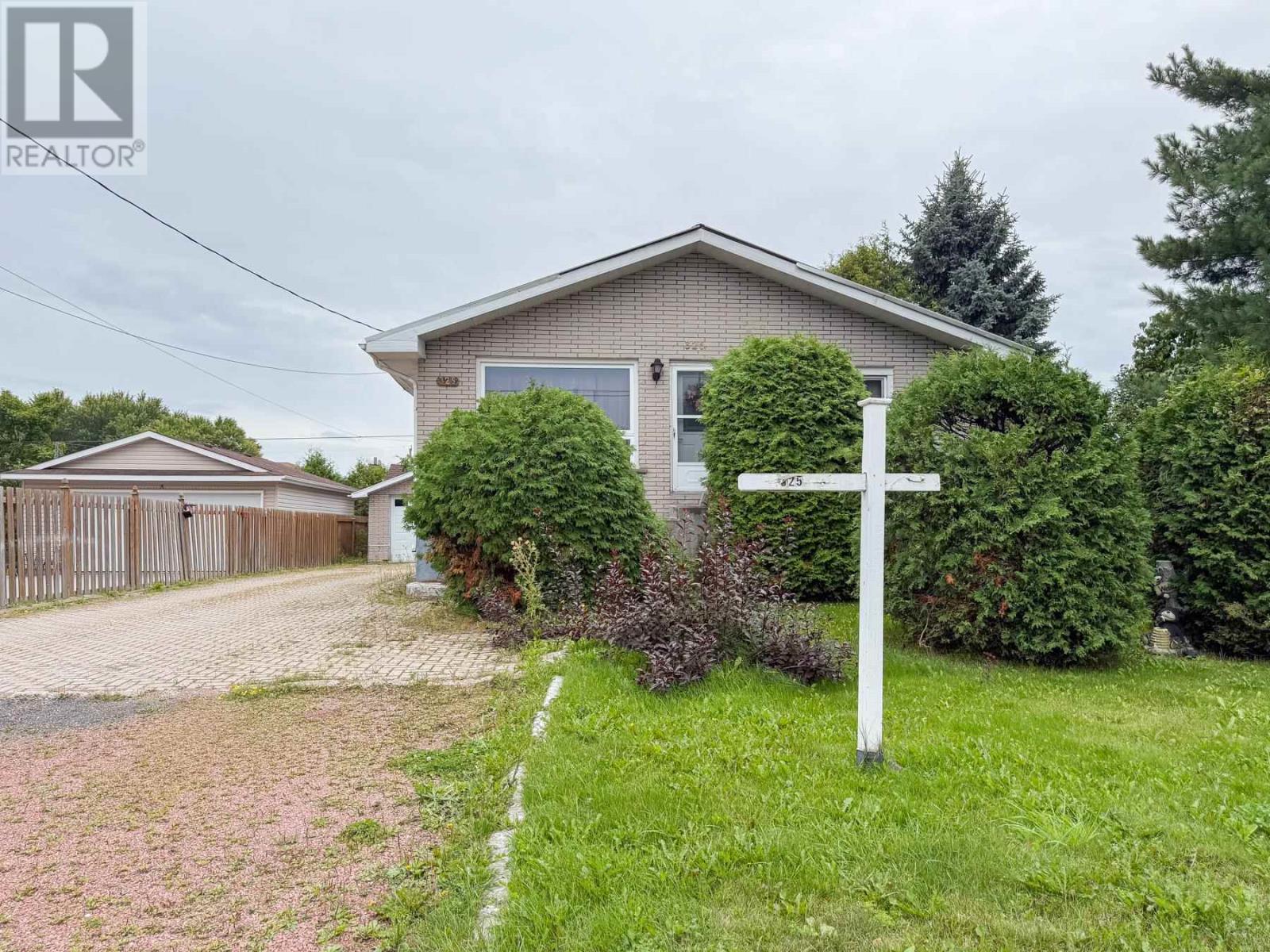 Photo 5 of 325 Sussex Rd, Sault Ste Marie ON