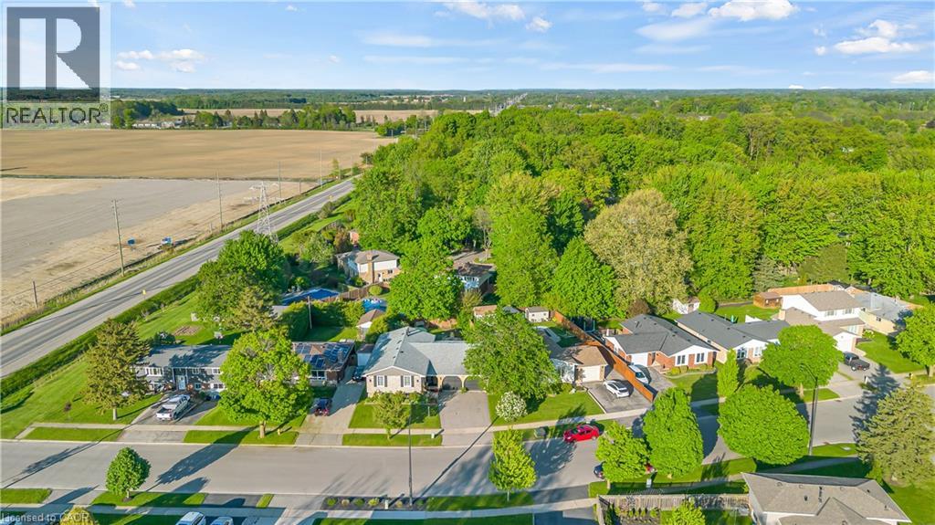 Photo 2 of 18 Old Farm Road, Brantford ON