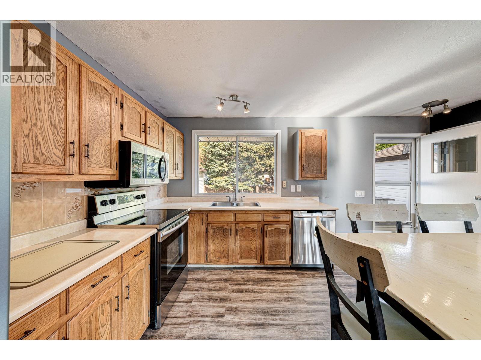 Photo 13 of 850 Minto Crescent, Elkford BC