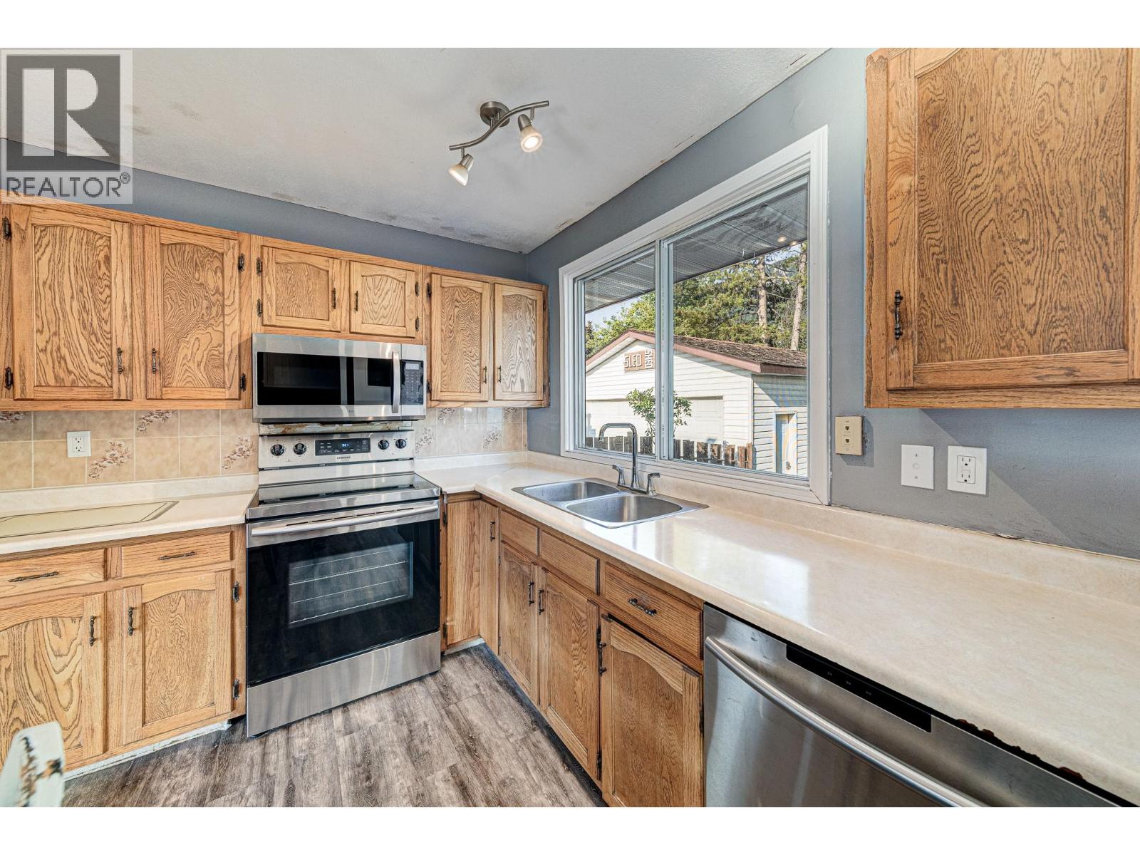 Photo 15 of 850 Minto Crescent, Elkford BC