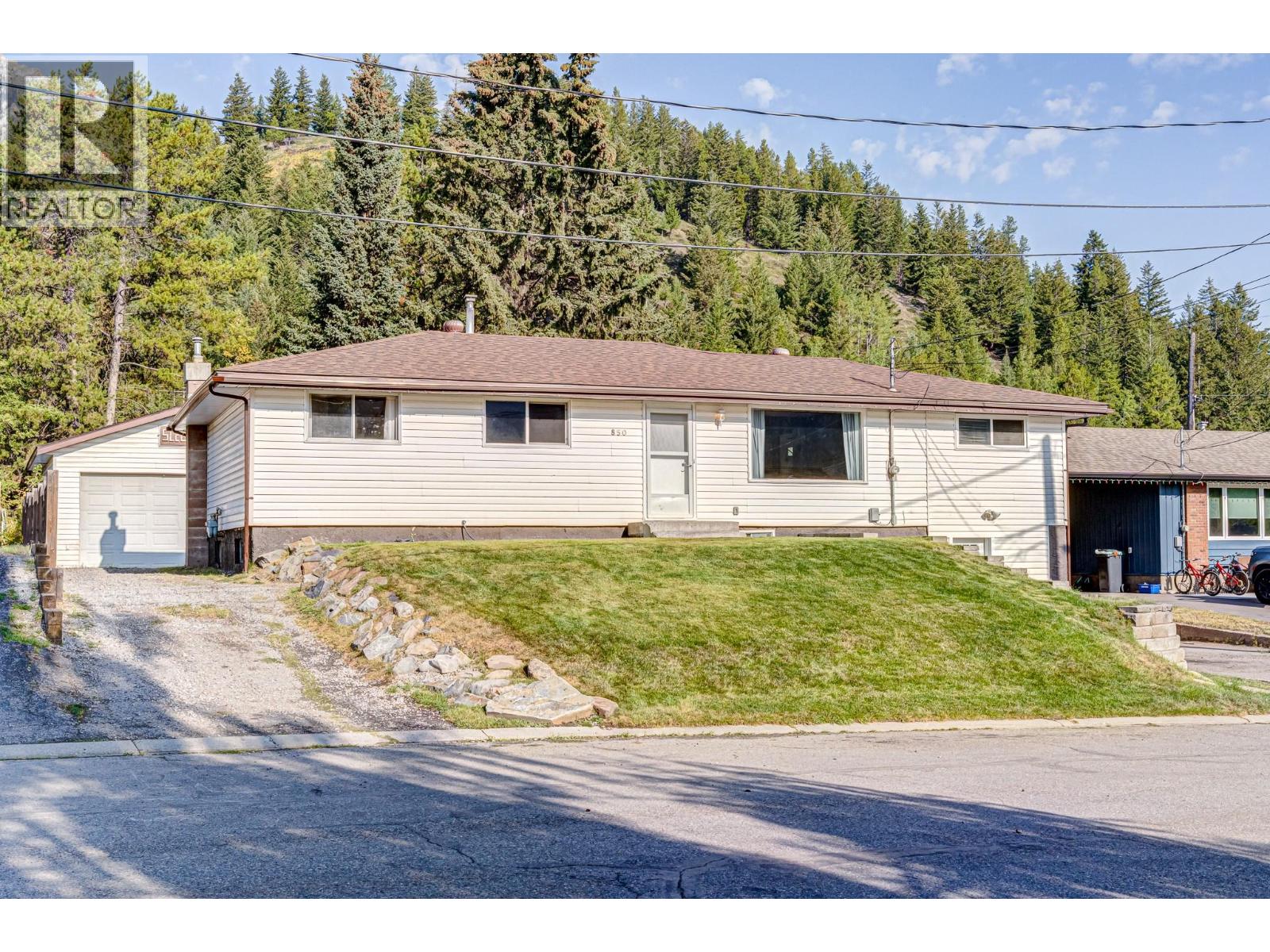 Photo 52 of 850 Minto Crescent, Elkford BC