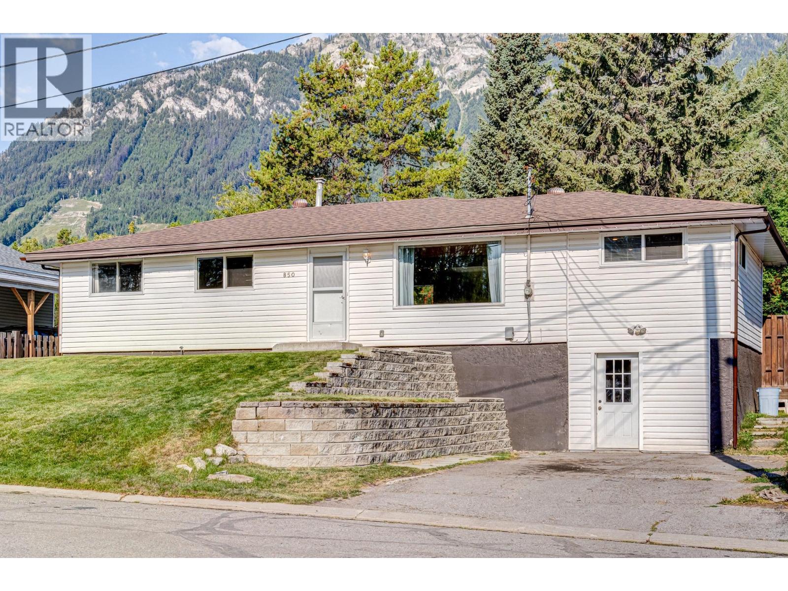 Photo 53 of 850 Minto Crescent, Elkford BC