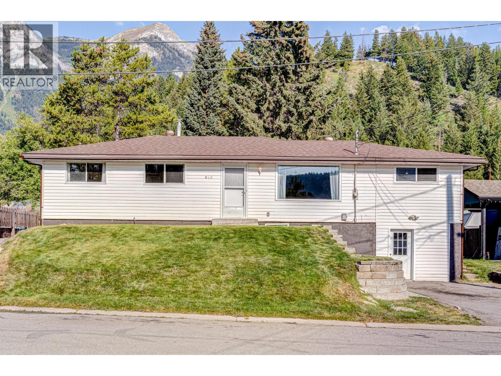 Photo 54 of 850 Minto Crescent, Elkford BC