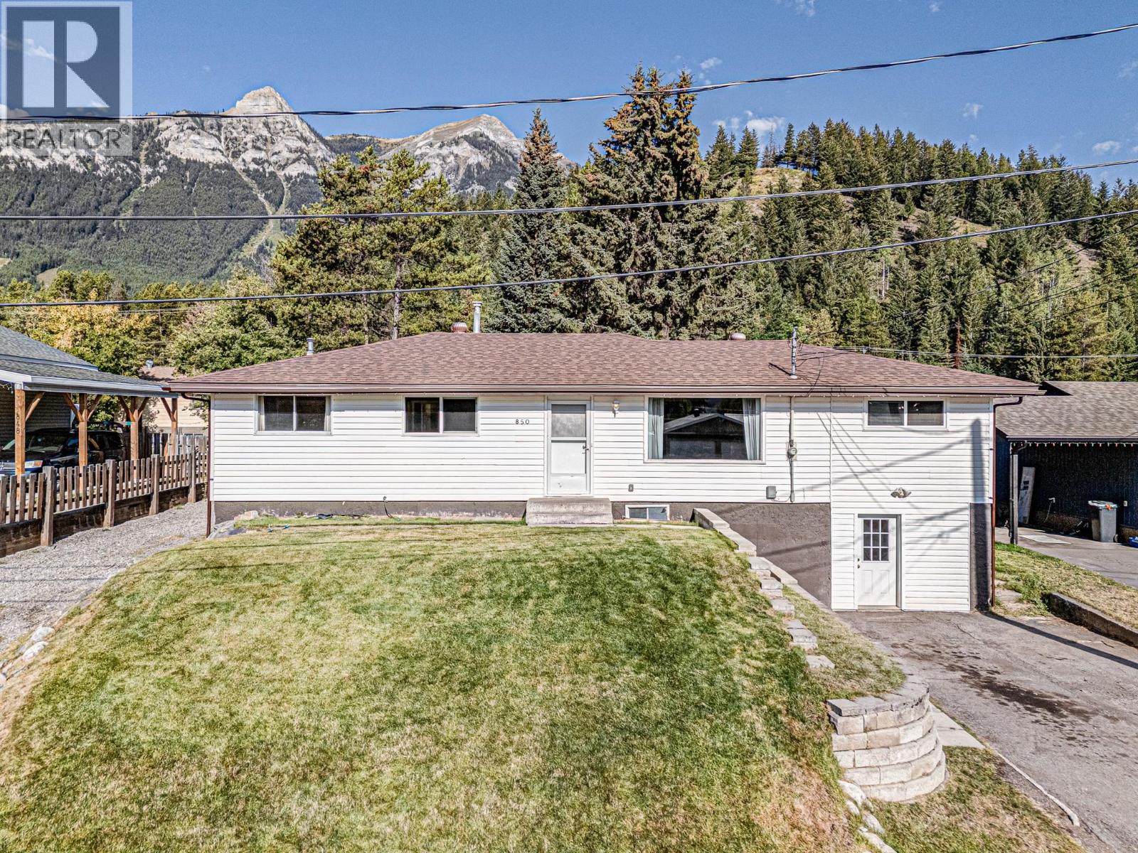 Photo 56 of 850 Minto Crescent, Elkford BC