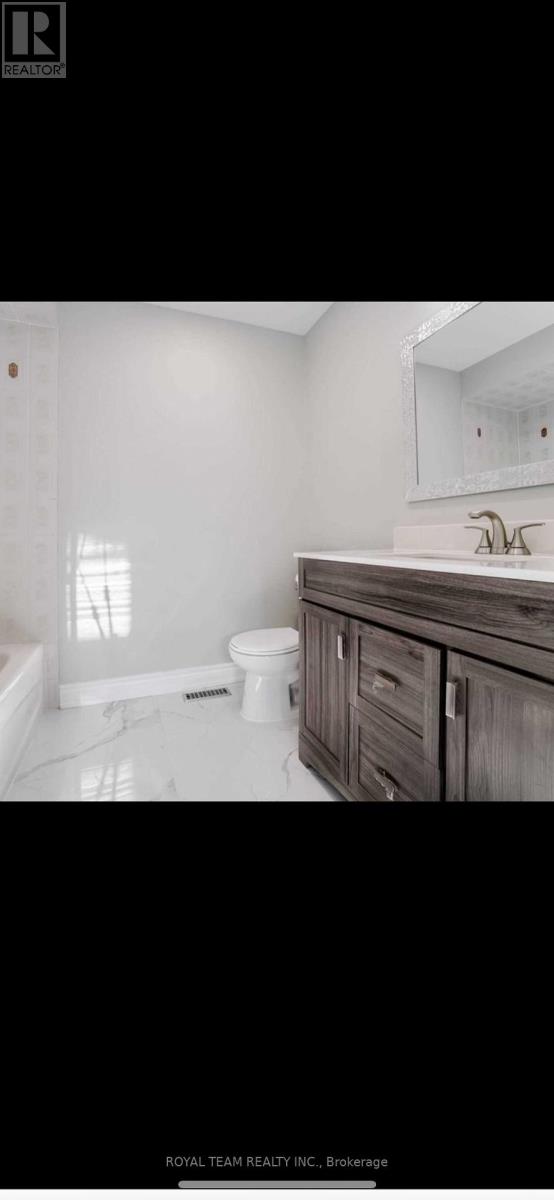 Photo 17 of 809 Joe Persechini Drive, Newmarket ON