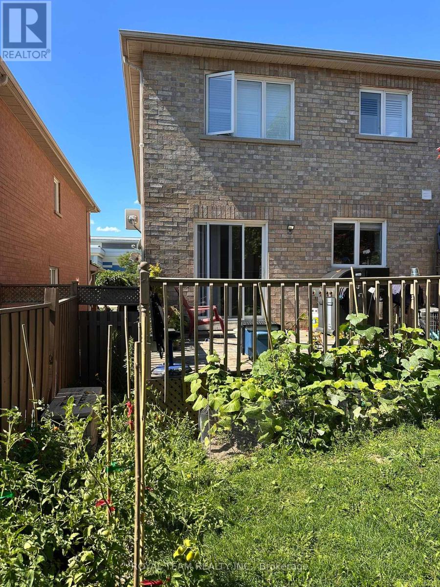 Photo 19 of 809 Joe Persechini Drive, Newmarket ON
