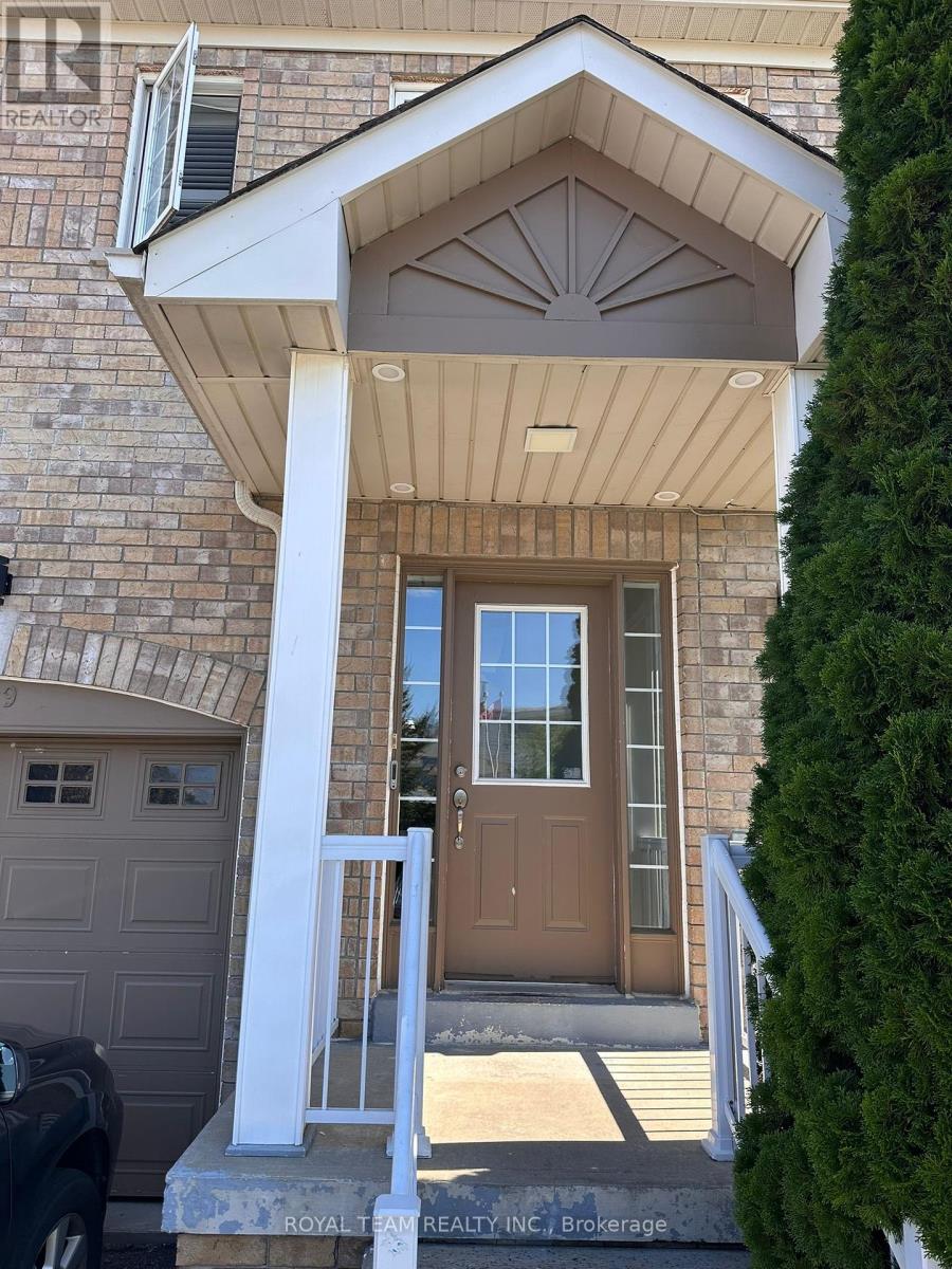 Photo 4 of 809 Joe Persechini Drive, Newmarket ON