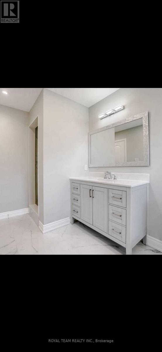 Photo 15 of 809 Joe Persechini Drive, Newmarket ON