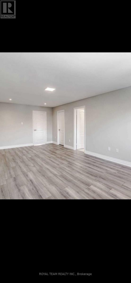 Photo 14 of 809 Joe Persechini Drive, Newmarket ON