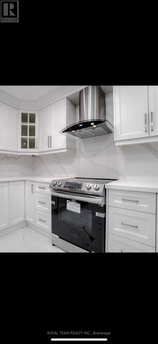 Photo 10 of 809 Joe Persechini Drive, Newmarket ON