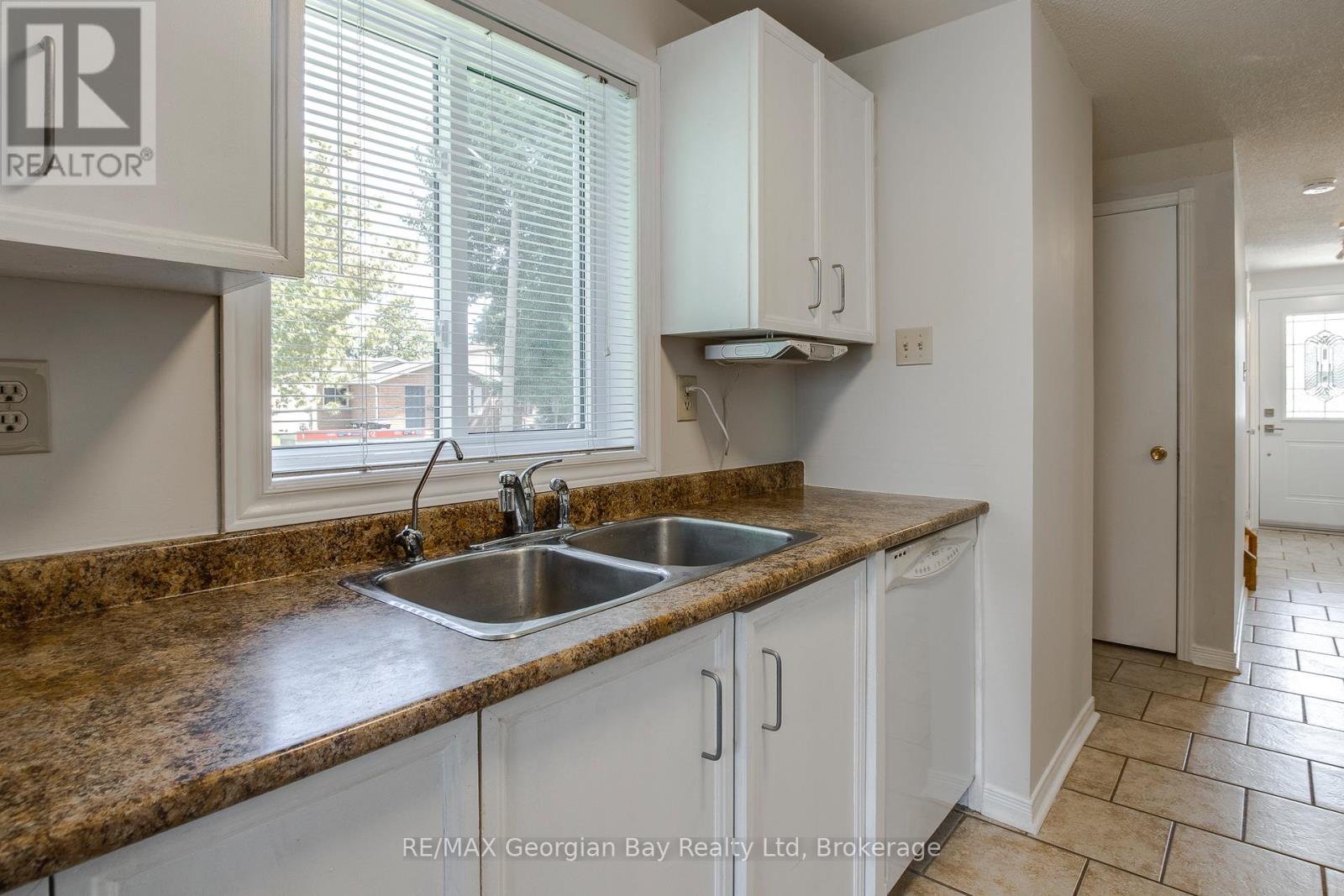 Photo 12 of 328 Rose Crescent, Midland ON