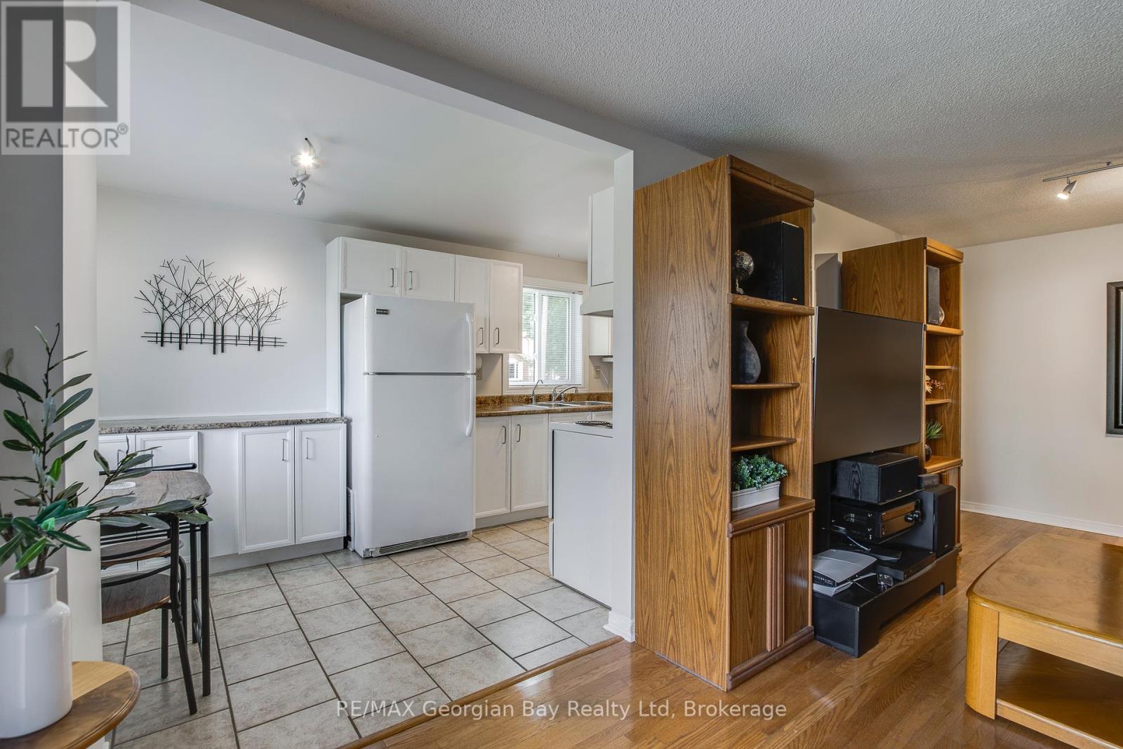 Photo 9 of 328 Rose Crescent, Midland ON
