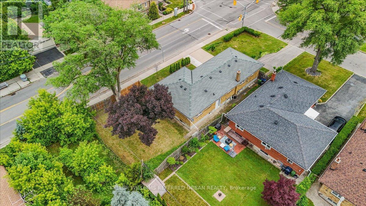 Photo 4 of 182 Park Home Avenue, Toronto ON