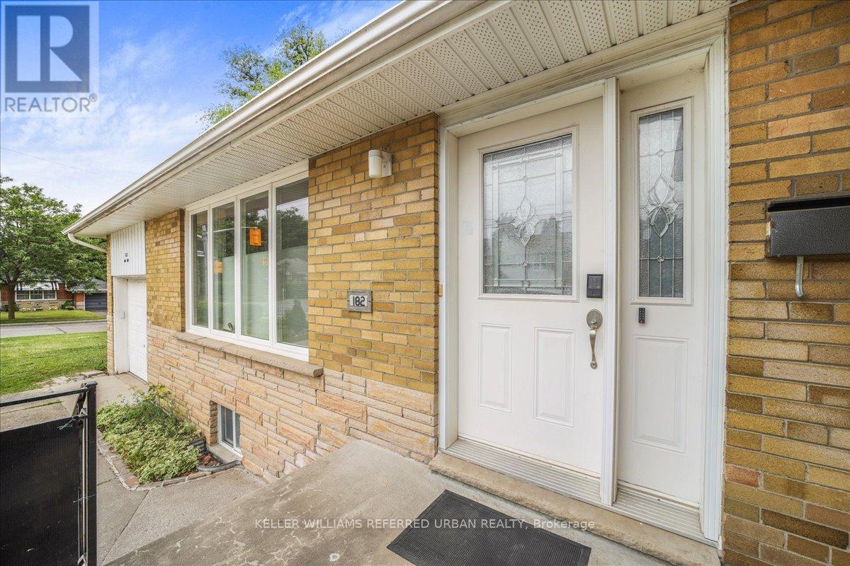 Photo 5 of 182 Park Home Avenue, Toronto ON