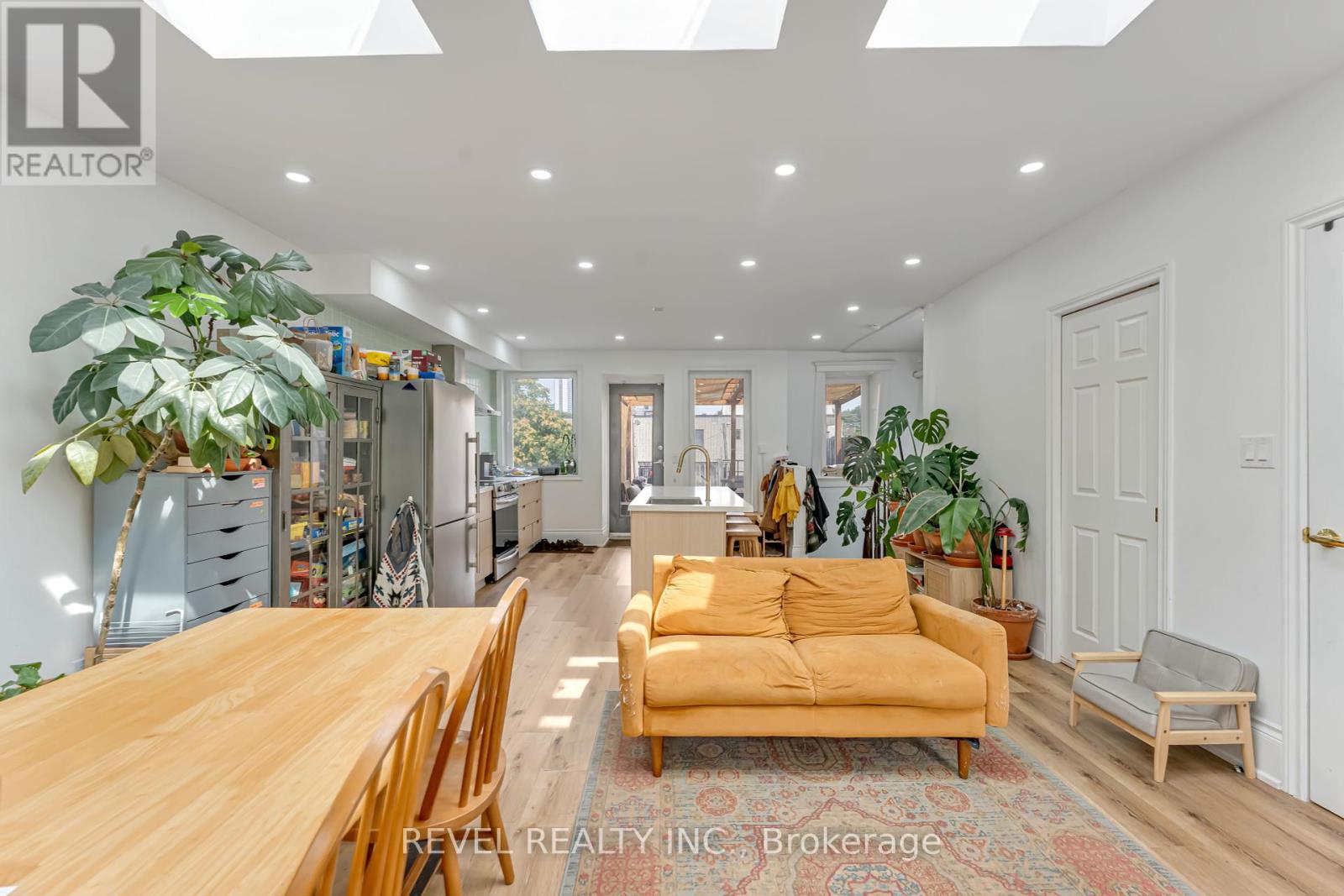 Photo 23 of 290 Gerrard Street E, Toronto ON