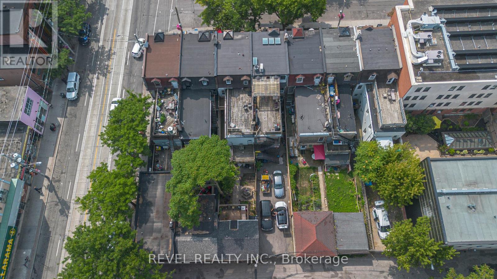 Photo 4 of 290 Gerrard Street E, Toronto ON