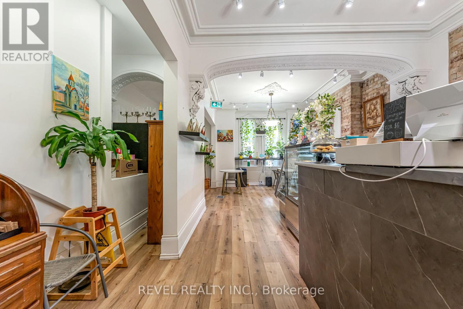 Photo 6 of 290 Gerrard Street E, Toronto ON