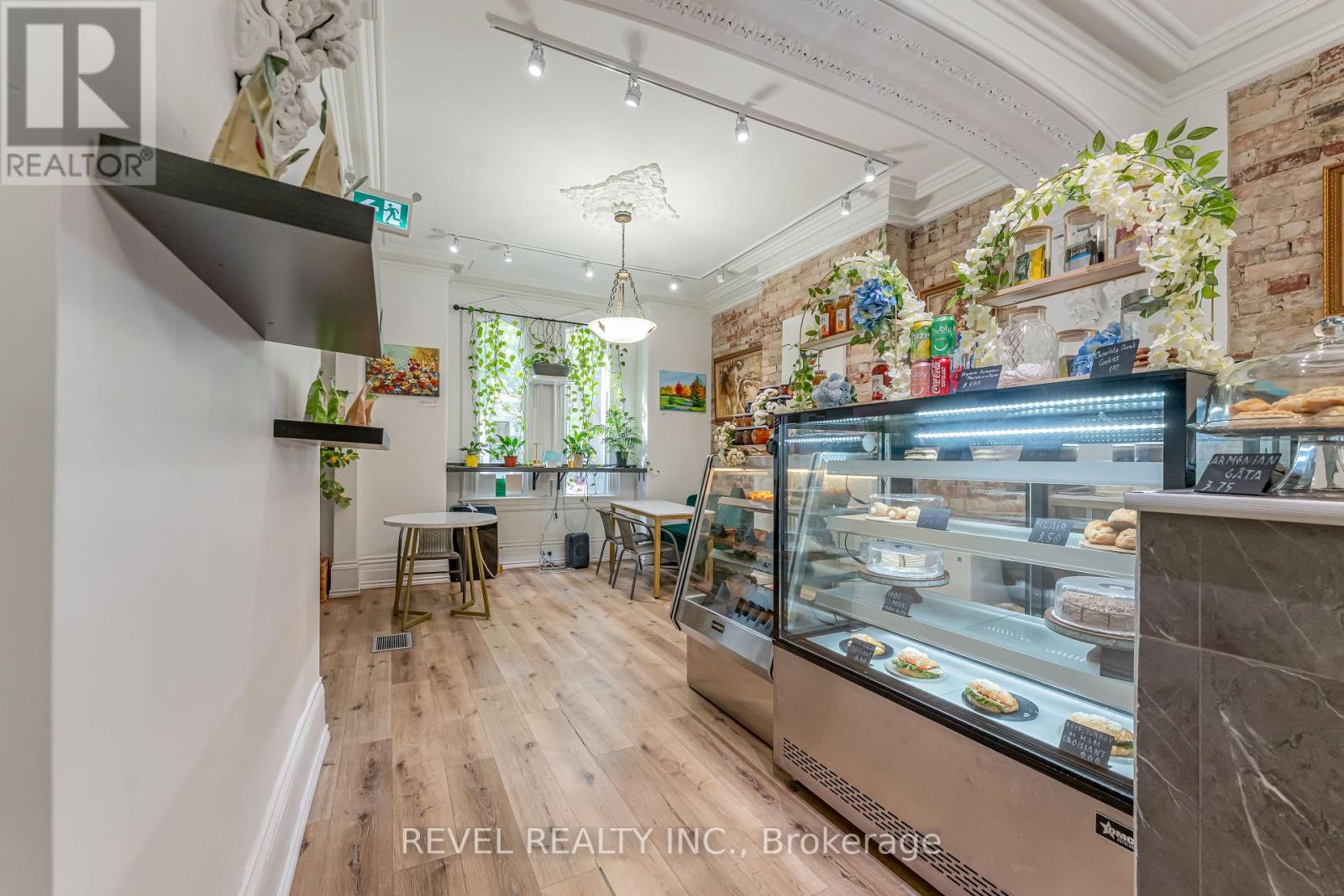 Photo 7 of 290 Gerrard Street E, Toronto ON