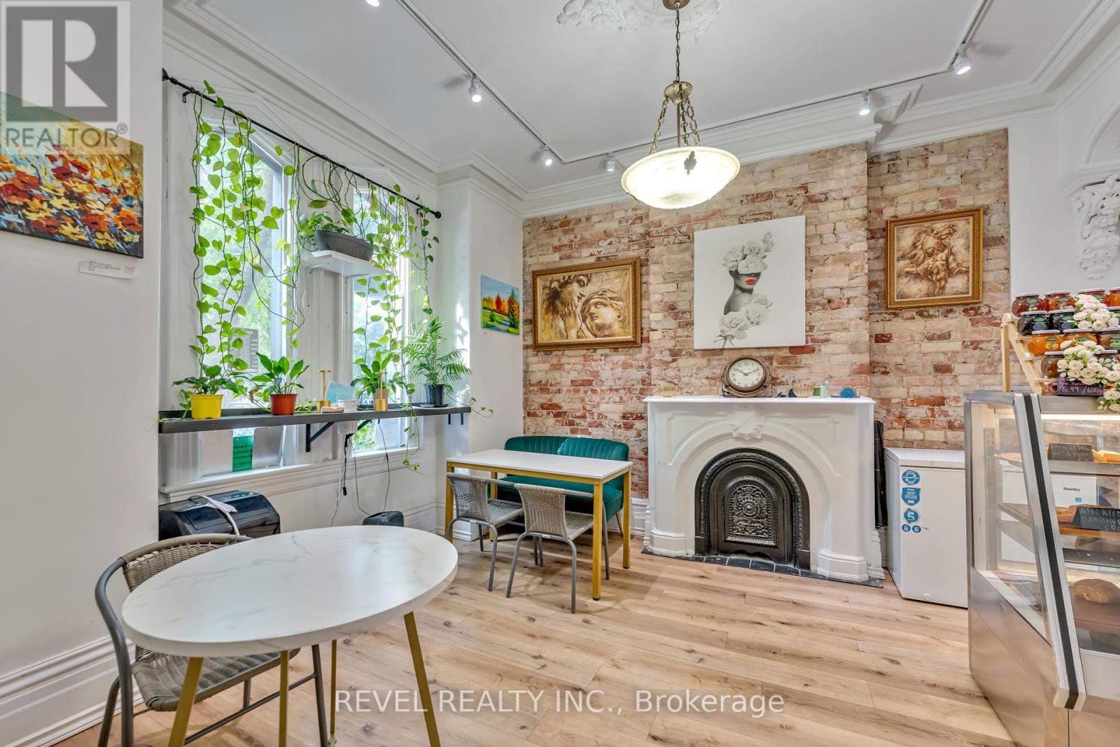 Photo 9 of 290 Gerrard Street E, Toronto ON