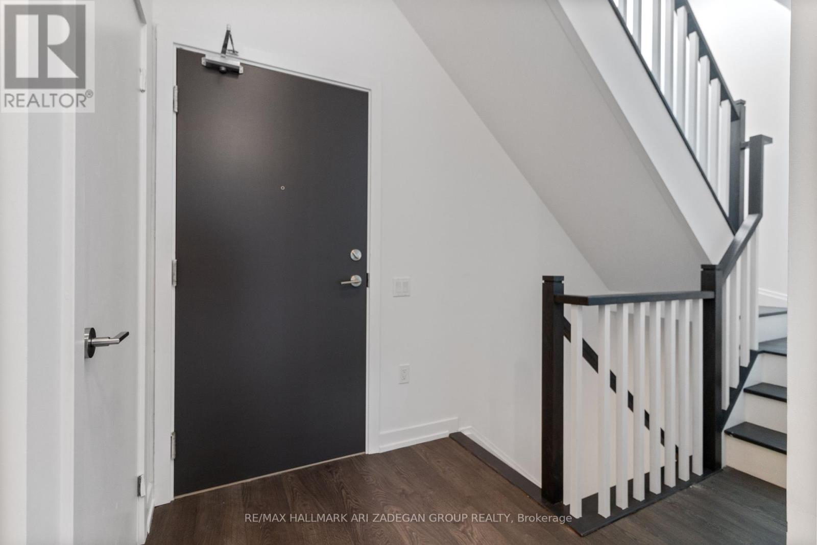 Photo 3 of S 607 8 Olympic Gdn Drive, Toronto ON