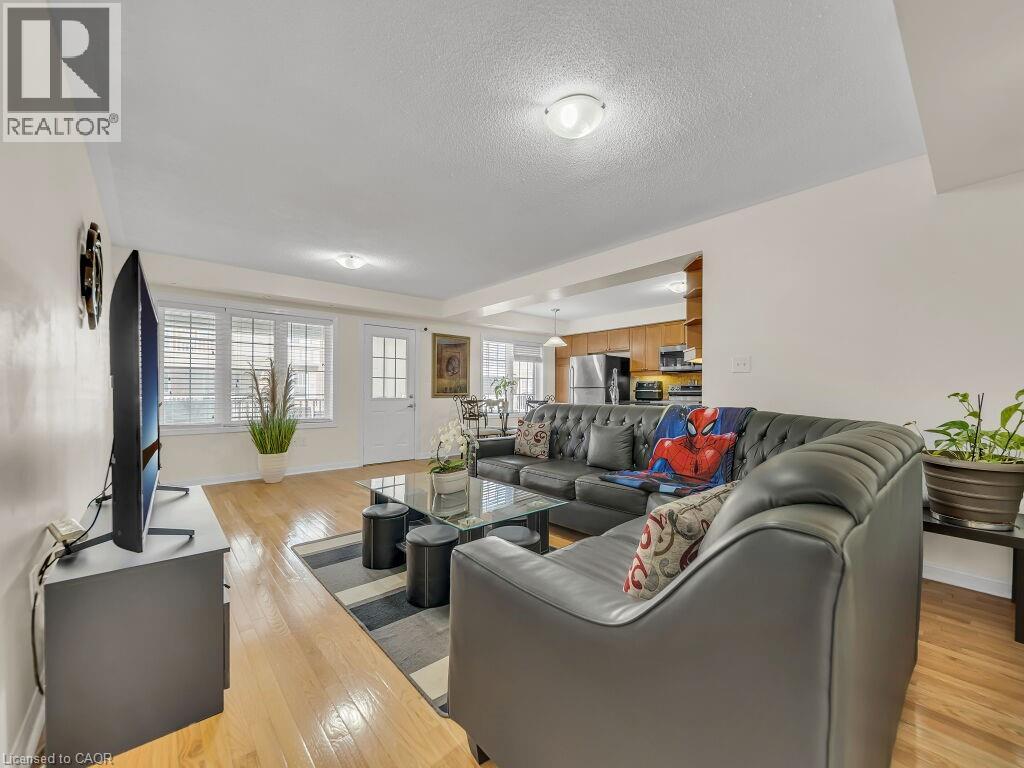 Photo 10 of 700 Neighbourhood Circle Unit 1, Mississauga ON