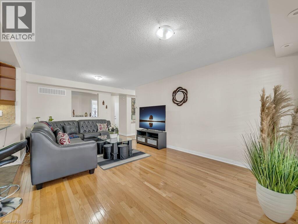 Photo 8 of 700 Neighbourhood Circle Unit 1, Mississauga ON