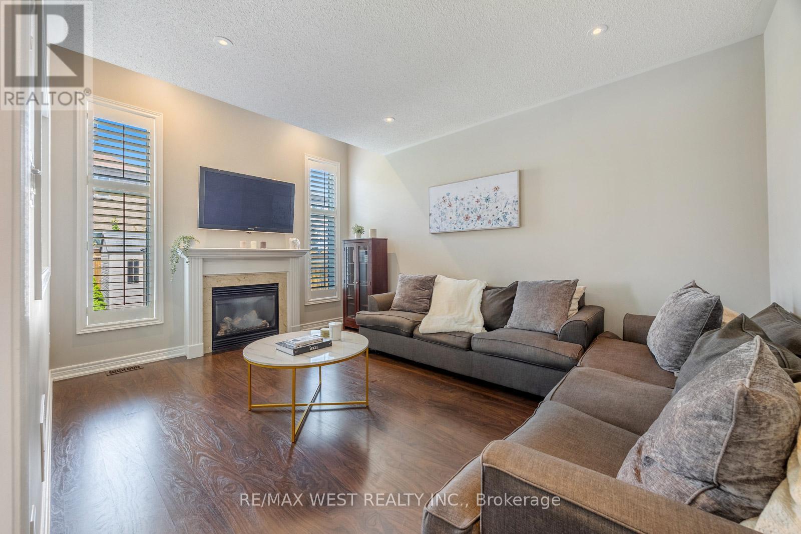 Photo 13 of 16 Heathcliffe Drive, Vaughan ON