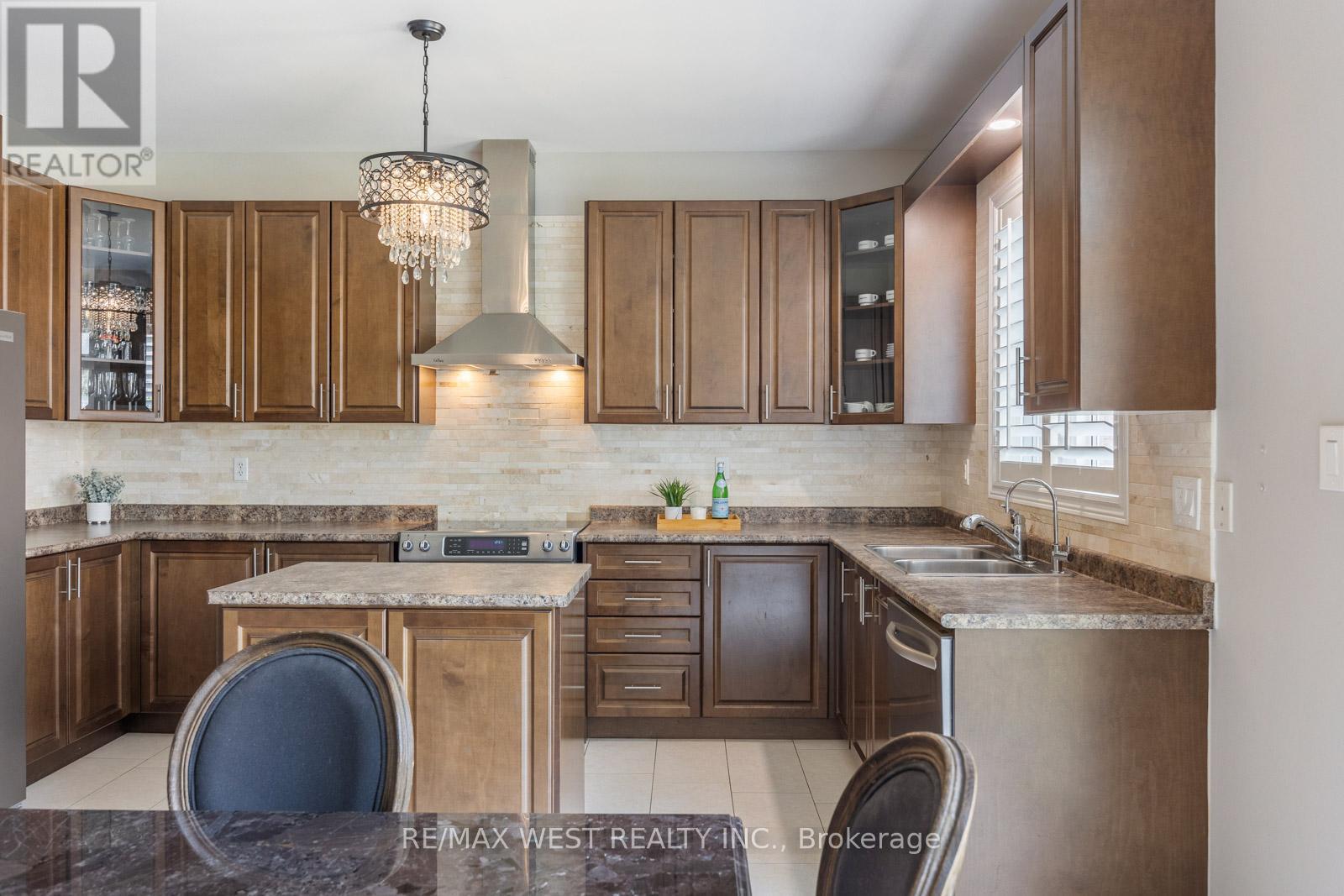 Photo 22 of 16 Heathcliffe Drive, Vaughan ON