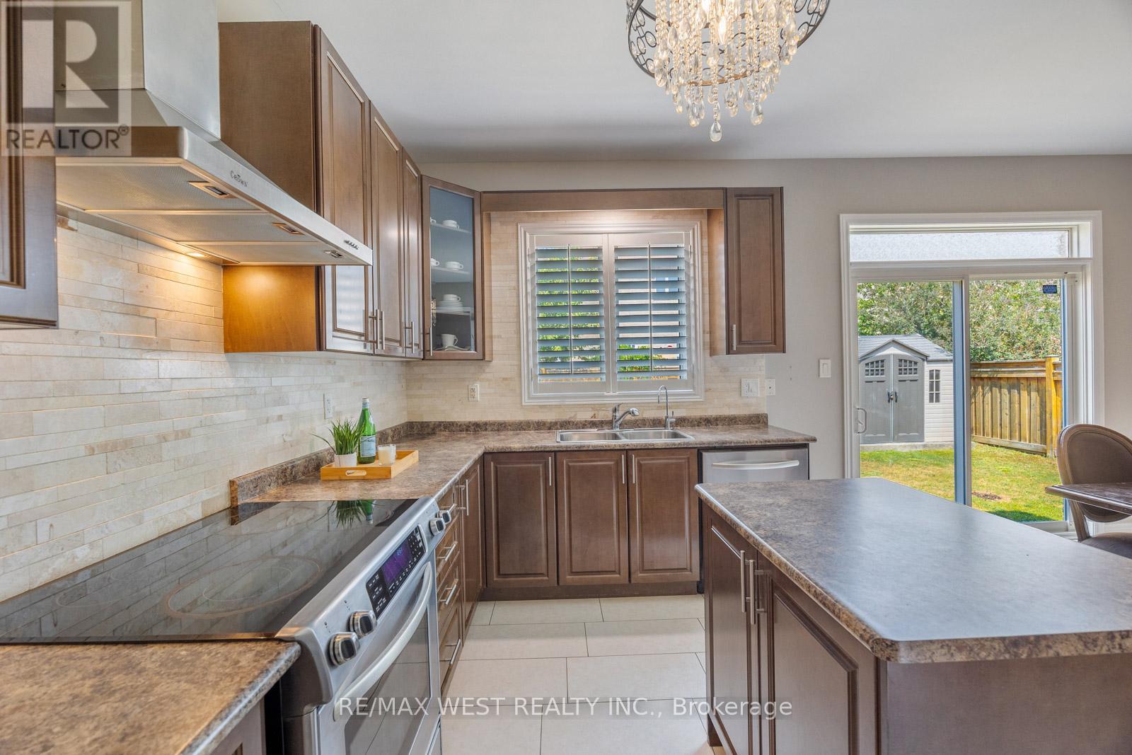 Photo 27 of 16 Heathcliffe Drive, Vaughan ON