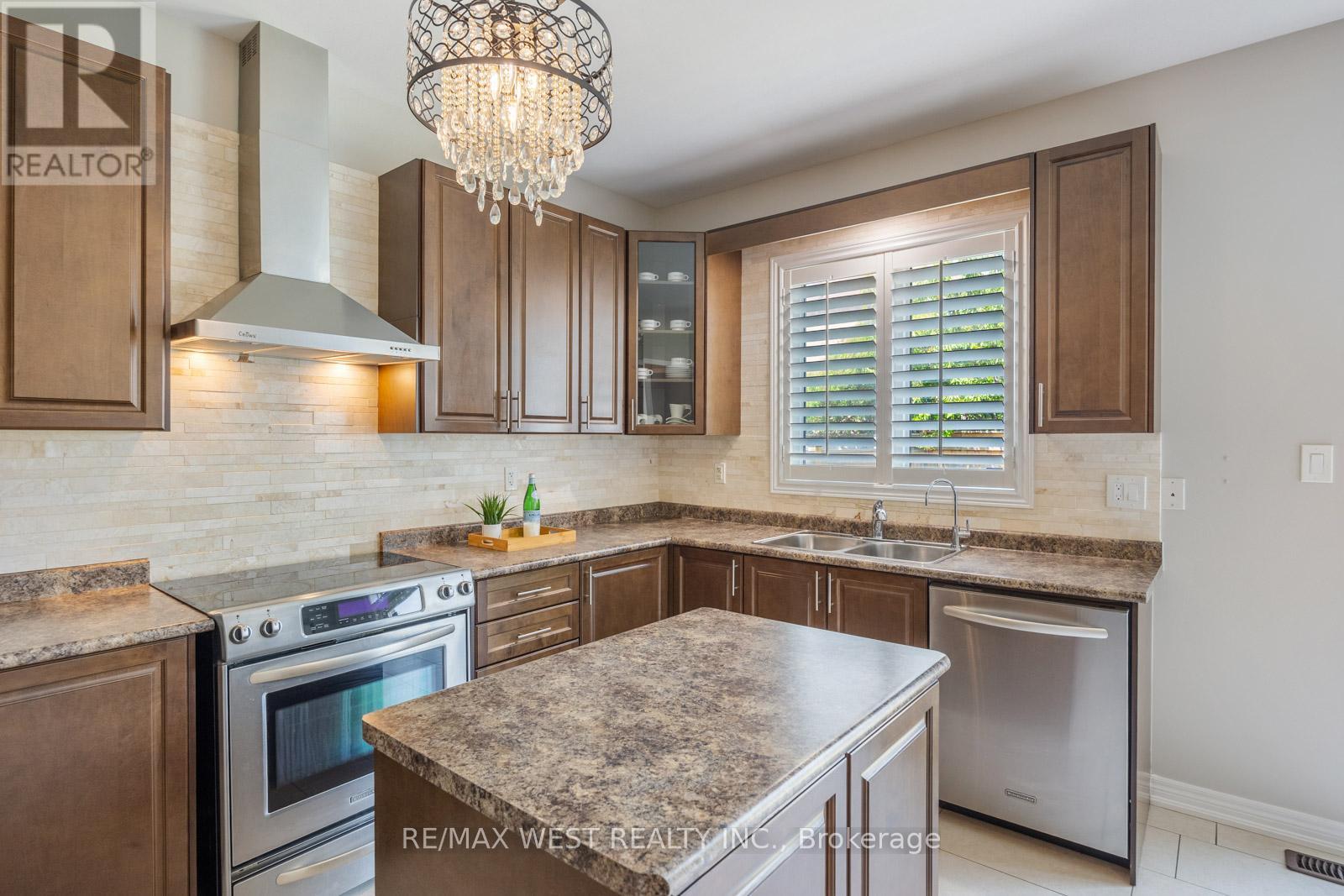 Photo 29 of 16 Heathcliffe Drive, Vaughan ON