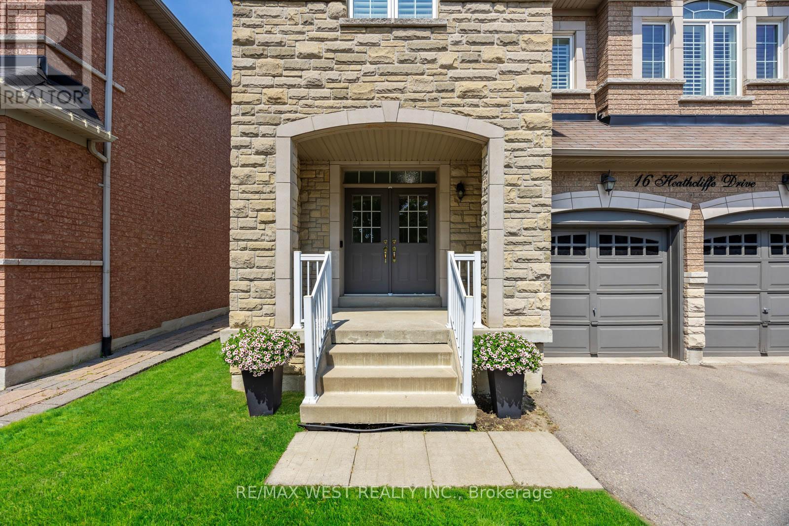 Photo 4 of 16 Heathcliffe Drive, Vaughan ON