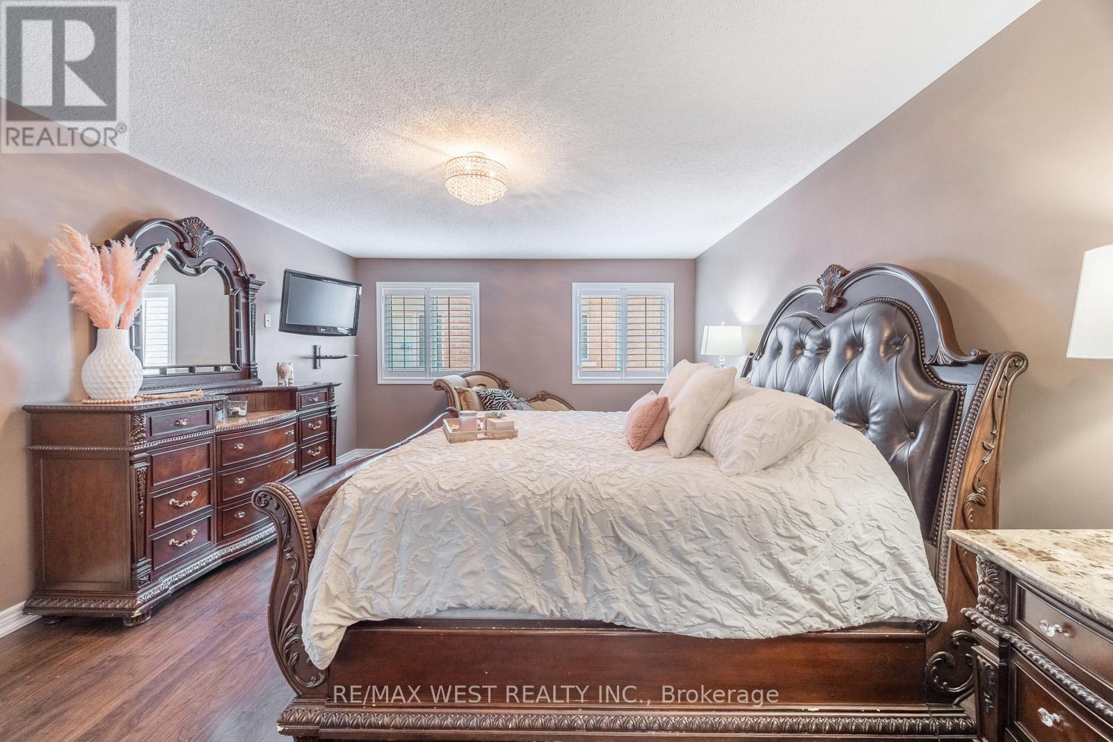 Photo 42 of 16 Heathcliffe Drive, Vaughan ON